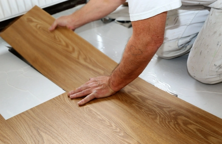 Układanie podłogi z drewna